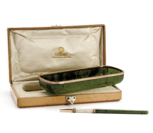 A two-colour gold-mounted pen tray