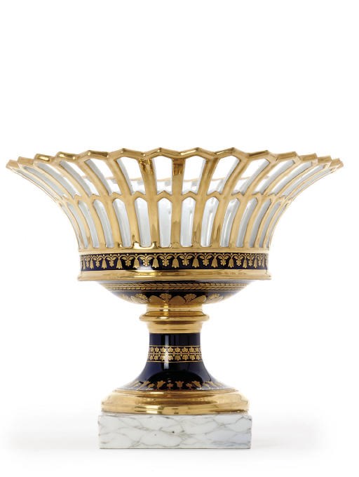 A porcelain tazza
