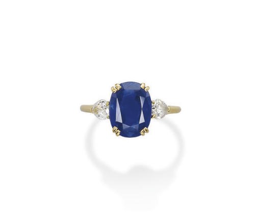 A SAPPHIRE AND DIAMOND RING