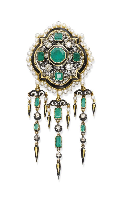 AN ANTIQUE EMERALD, PEARL AND DIAMOND BROOCH