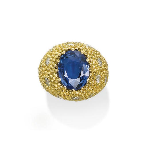 A SAPPHIRE, GOLD AND DIAMOND RING