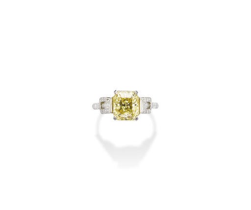 A FINE COLOURED DIAMOND RING