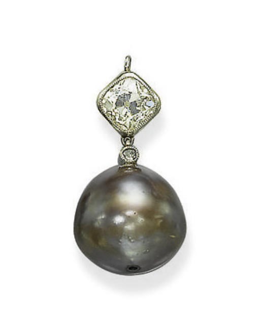 A COLOURED NATURAL PEARL PENDANT