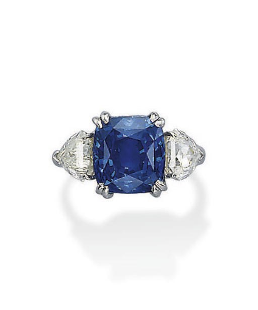 A SAPPHIRE AND DIAMOND RING
