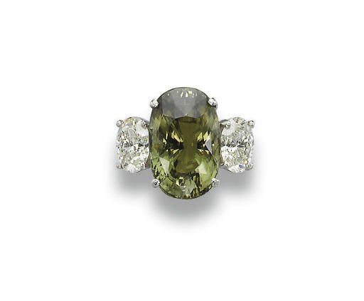 AN ALEXANDRITE AND DIAMOND RING