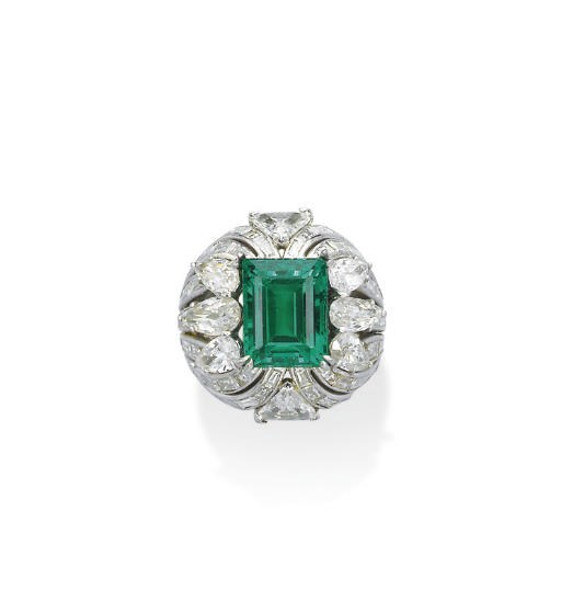 A FINE EMERALD AND DIAMOND RING, BY HARRY WINSTON