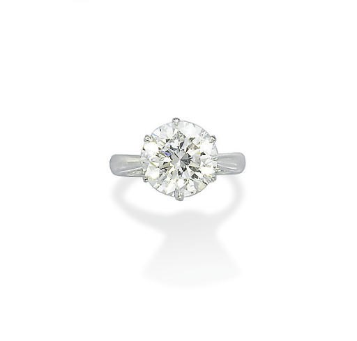 A FINE DIAMOND RING
