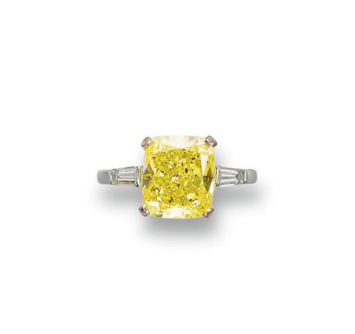 A FINE COLOURED DIAMOND RING