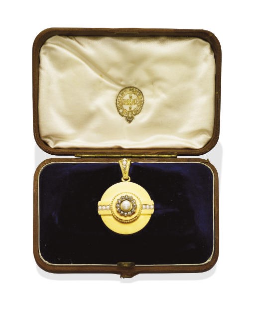 AN ANTIQUE GOLD, PEARL AND DIAMOND LOCKET PENDANT/BROOCH, BY GUSTAV FABERGÉ