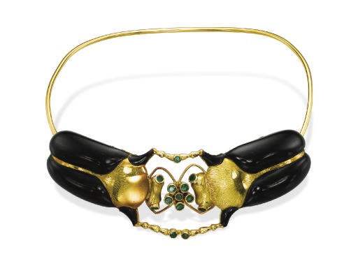 A GOLD, WOOD AND EMERALD SCARAB NECKLACE