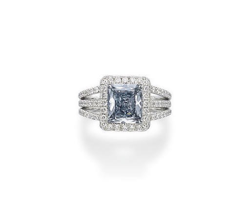 AN EXQUISITE COLOURED DIAMOND RING