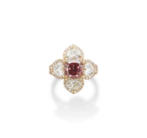 A VERY RARE COLOURED DIAMOND RING