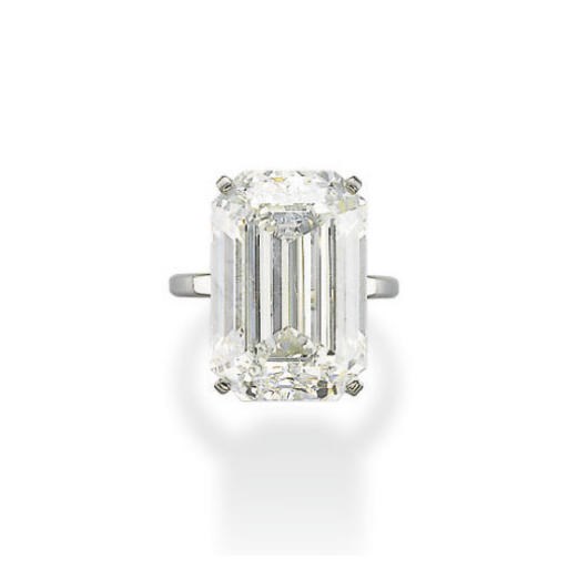 A MAGNIFICENT DIAMOND RING