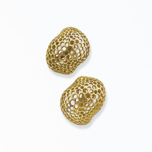 PAIRE DE BOUCLES D'OREILLES EN OR, PAR ANGELA CUMMINGS