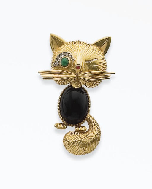 CLIP ONYX, EMERAUDE ET DIAMANTS, PAR VAN CLEEF & ARPELS