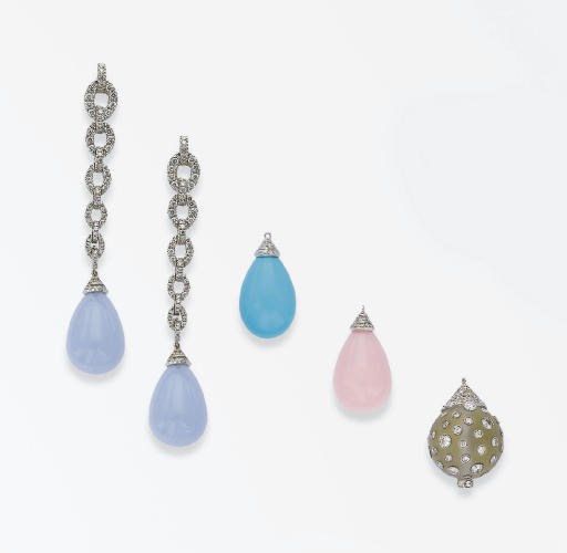 PAIRE DE PENDANTS D'OREILLES CRISTAL DE ROCHE, TURQUOISE, CALCEDOINE, OPALE ROSE ET DIAMANTS