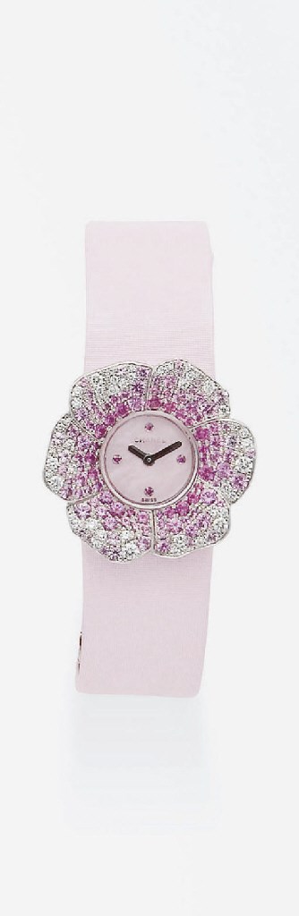 MONTRE BRACELET DE DAME "CAMELIA" SAPHIRS ROSES ET DIAMANTS, PAR CHANEL