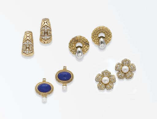 QUATRE PAIRES DE CLIPS D'OREILLES, UNE SIGNEE BULGARI