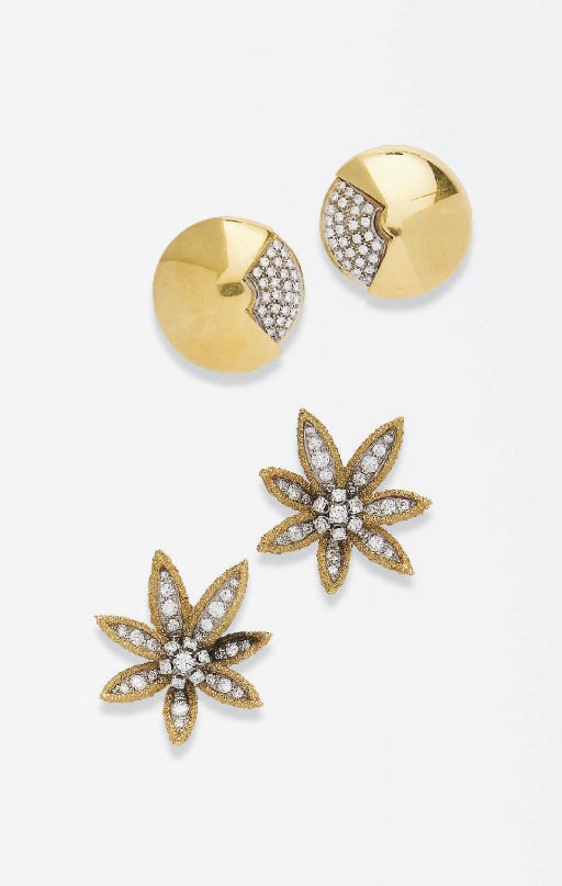 DEUX PAIRES DE CLIPS D'OREILLES OR ET DIAMANTS, L'UNE PAR CUSI