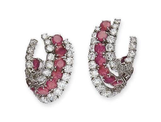 PAIRE DE CLIPS D'OREILLES RUBIS ET DIAMANTS, PAR HARRY WINSTON