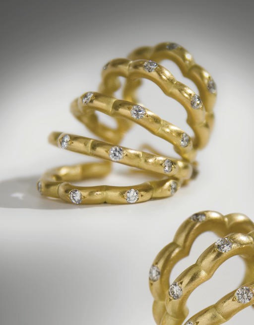PAIRE DE CLIPS D'OREILLES "JOUR DE JAR" EN OR ET DIAMANTS, PAR JAR