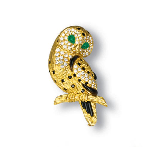 A DIAMOND, EMERALD AND ONYX CLIP BROOCH, BY VAN CLEEF & ARPELS