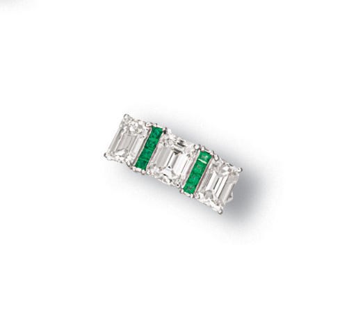 A DIAMOND AND EMERALD RING