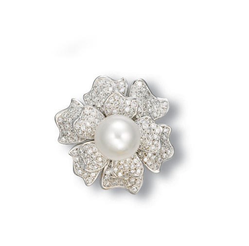 A CULTURED PEARL AND DIAMOND CLIP BROOCH/PENDANT