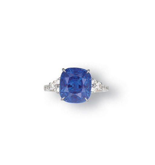 A SAPPHIRE AND DIAMOND RING