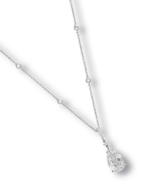 A DIAMOND PENDENT NECKLACE