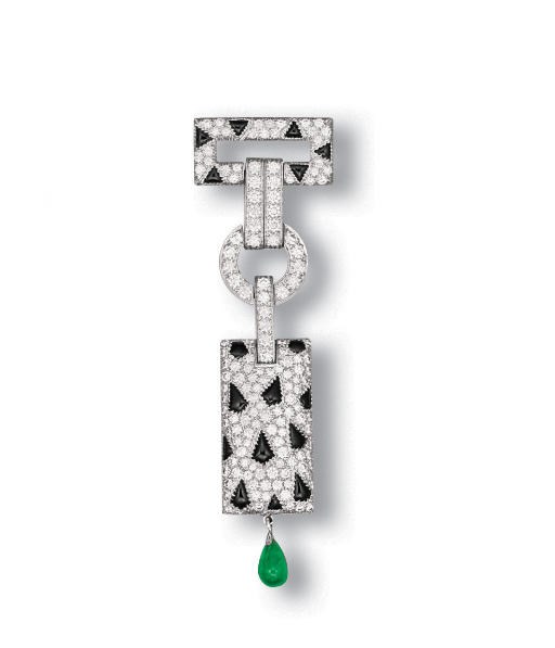 A DIAMOND, ONYX AND EMERALD 'PANTHÈRE' CLIP BROOCH, BY CARTIER