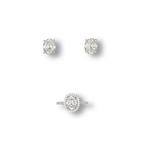 A SET OF DIAMOND JEWELLERY