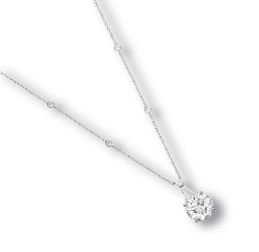 A DIAMOND PENDENT NECKLACE