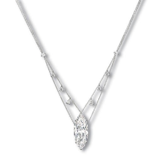 A STUNNING DIAMOND PENDENT NECKLACE