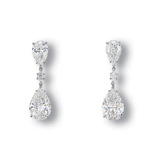 A PAIR OF DIAMOND EAR PENDANTS