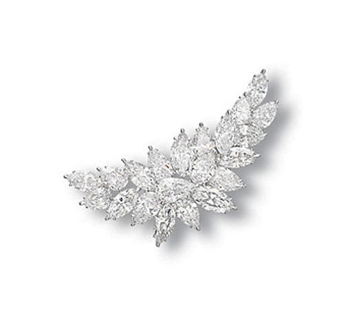 A DIAMOND CLIP BROOCH