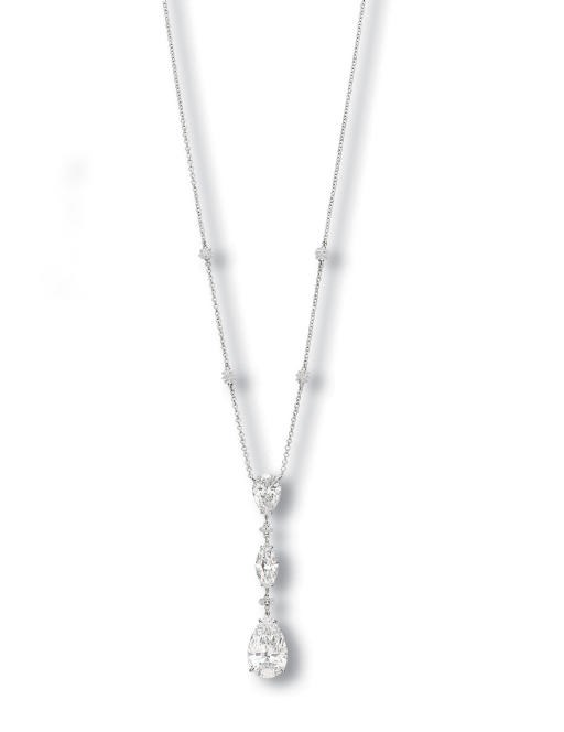 A DIAMOND PENDENT NECKLACE