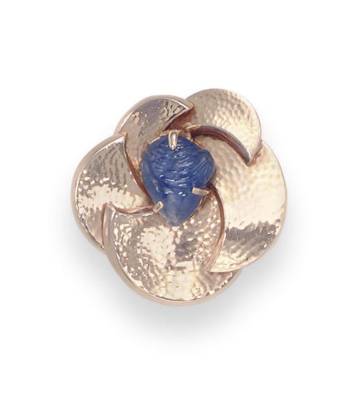A RETRO SAPPHIRE AND ROSE GOLD FLOWER BROOCH, BY CARTIER
