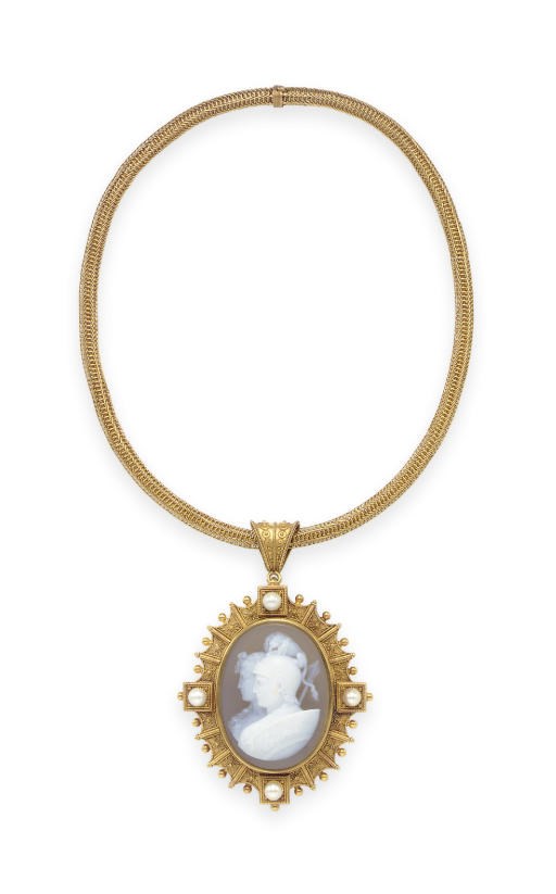 AN ANTIQUE ETRUSCAN REVIVAL AGATE, PEARL AND GOLD PENDANT NECKLACE