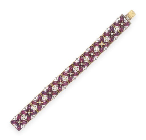AN ANTIQUE GARNET AND DIAMOND BRACELET