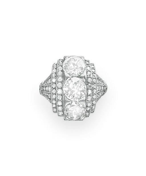 AN ART DECO DIAMOND RING