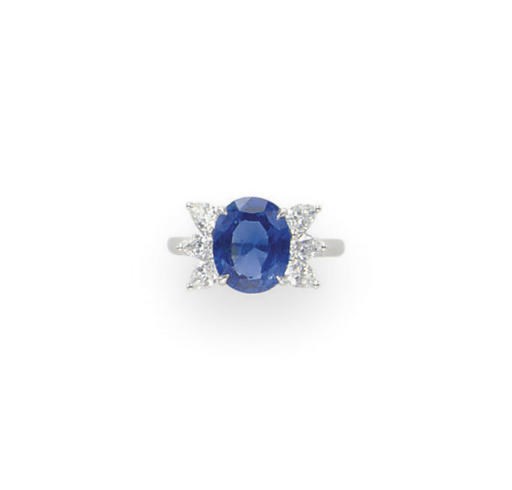 A SAPPHIRE AND DIAMOND RING