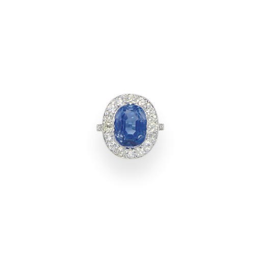 A SAPPHIRE AND DIAMOND RING