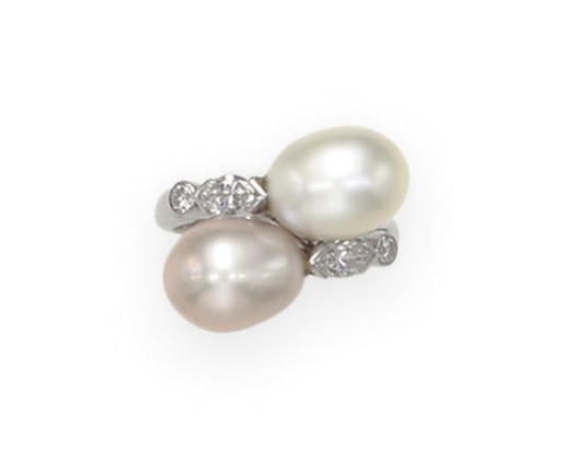 A PEARL AND DIAMOND "TOI ET MOI" RING