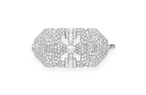 AN ART DECO DIAMOND BROOCH