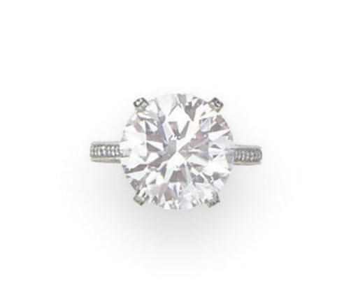 A FINE COLORED DIAMOND RING