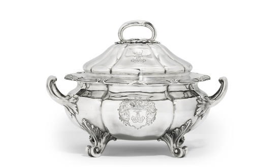 A VICTORIAN SILVER SOUP TUREEN, COVER AND LINER