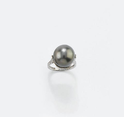 ANELLO IN ORO CON PERLA GRIGIA COLTIVATA E BRILLANTI