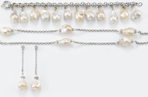 DEMI PARURE IN PERLE COLTIVATE BAROCCHE