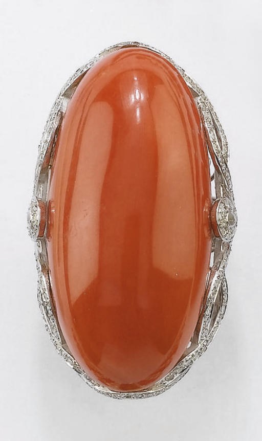 ANELLO IN ORO, CORALLO E BRILLANTI